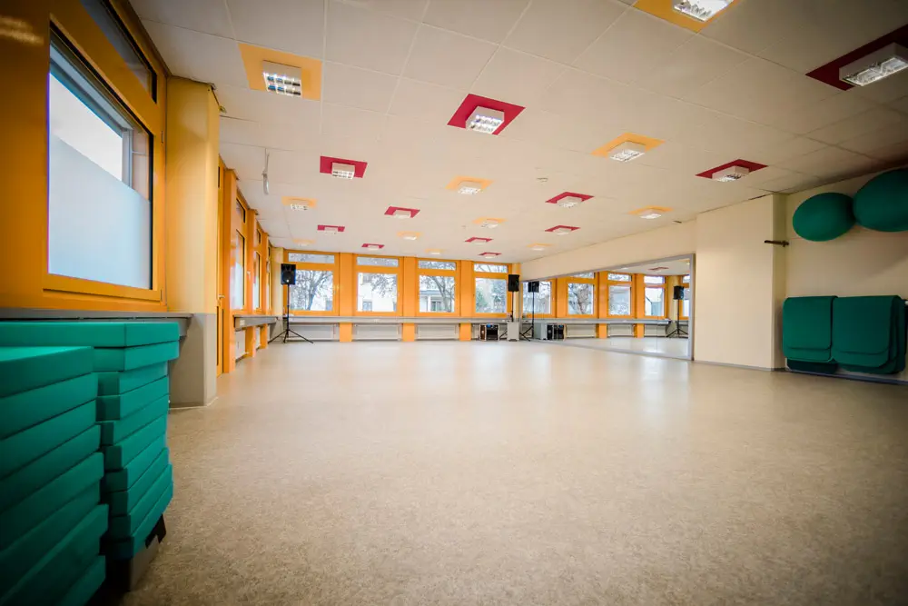 rehazentrum-weingarten-ravensburg-therapie-fitness-raeumlichkeiten-kursraum-004